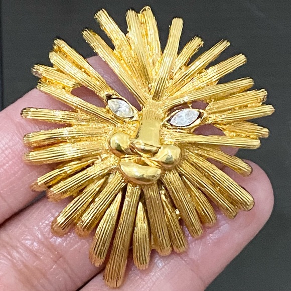 Vintage Unsigned ST JOHN Gold-tone Lion Head Brooch - Picture 8 of 8